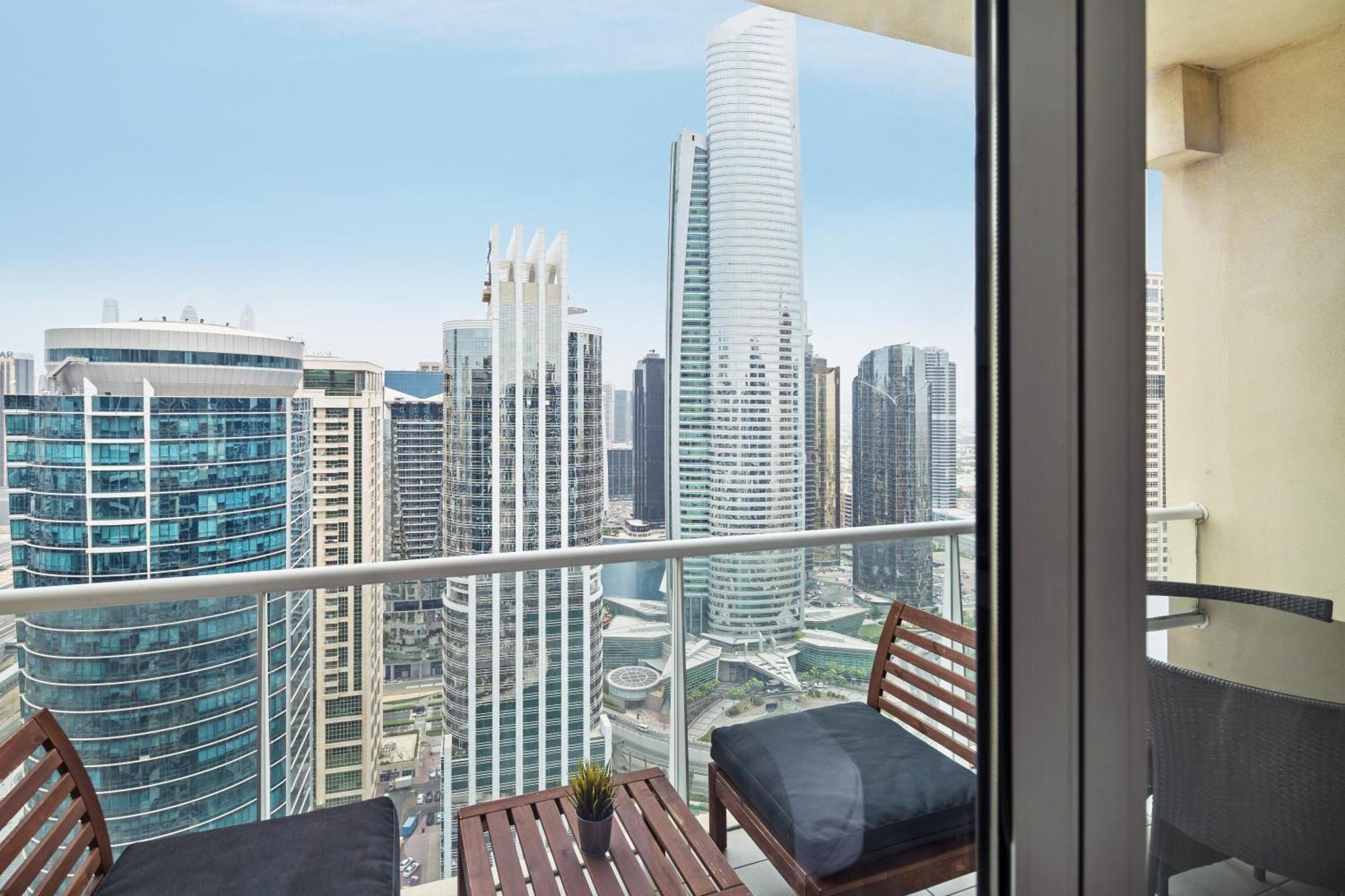 Modern & Spacious 2-Bed Condo With Panoramic Lake Views, Dual Balconies, Steps From Dubai Jlt Metro By "La Buena Vida Holiday Homes" 외부 사진