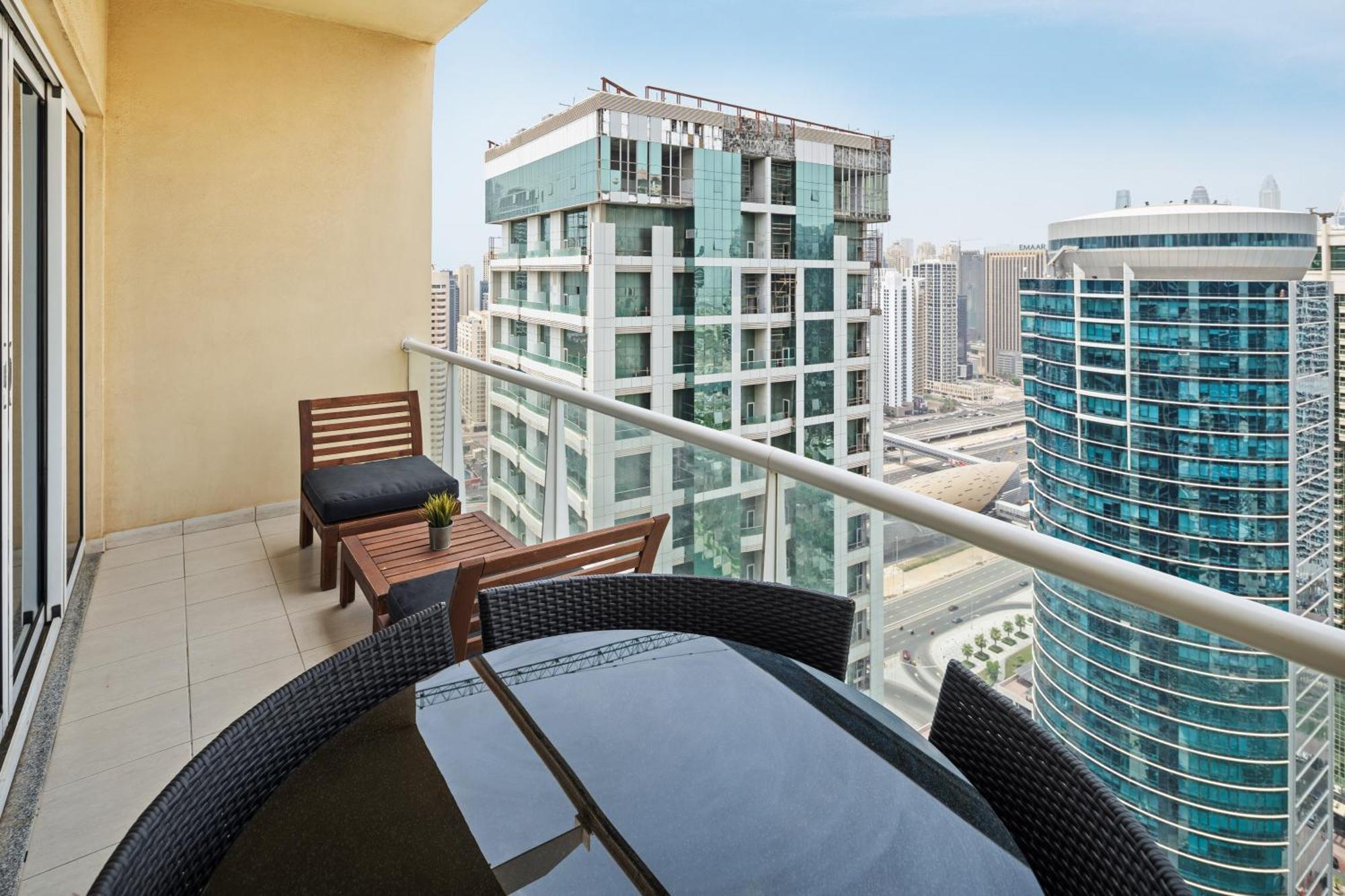 Modern & Spacious 2-Bed Condo With Panoramic Lake Views, Dual Balconies, Steps From Dubai Jlt Metro By "La Buena Vida Holiday Homes" 외부 사진