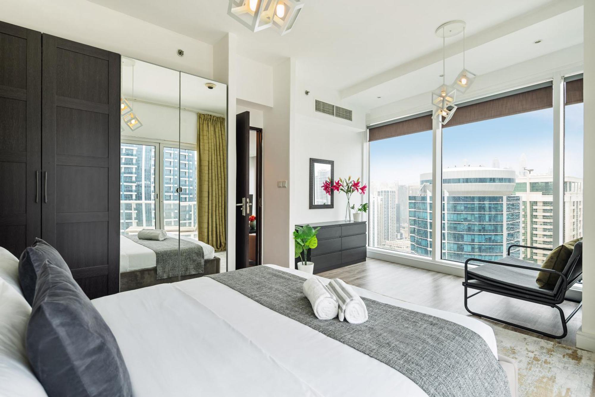 Modern & Spacious 2-Bed Condo With Panoramic Lake Views, Dual Balconies, Steps From Dubai Jlt Metro By "La Buena Vida Holiday Homes" 외부 사진