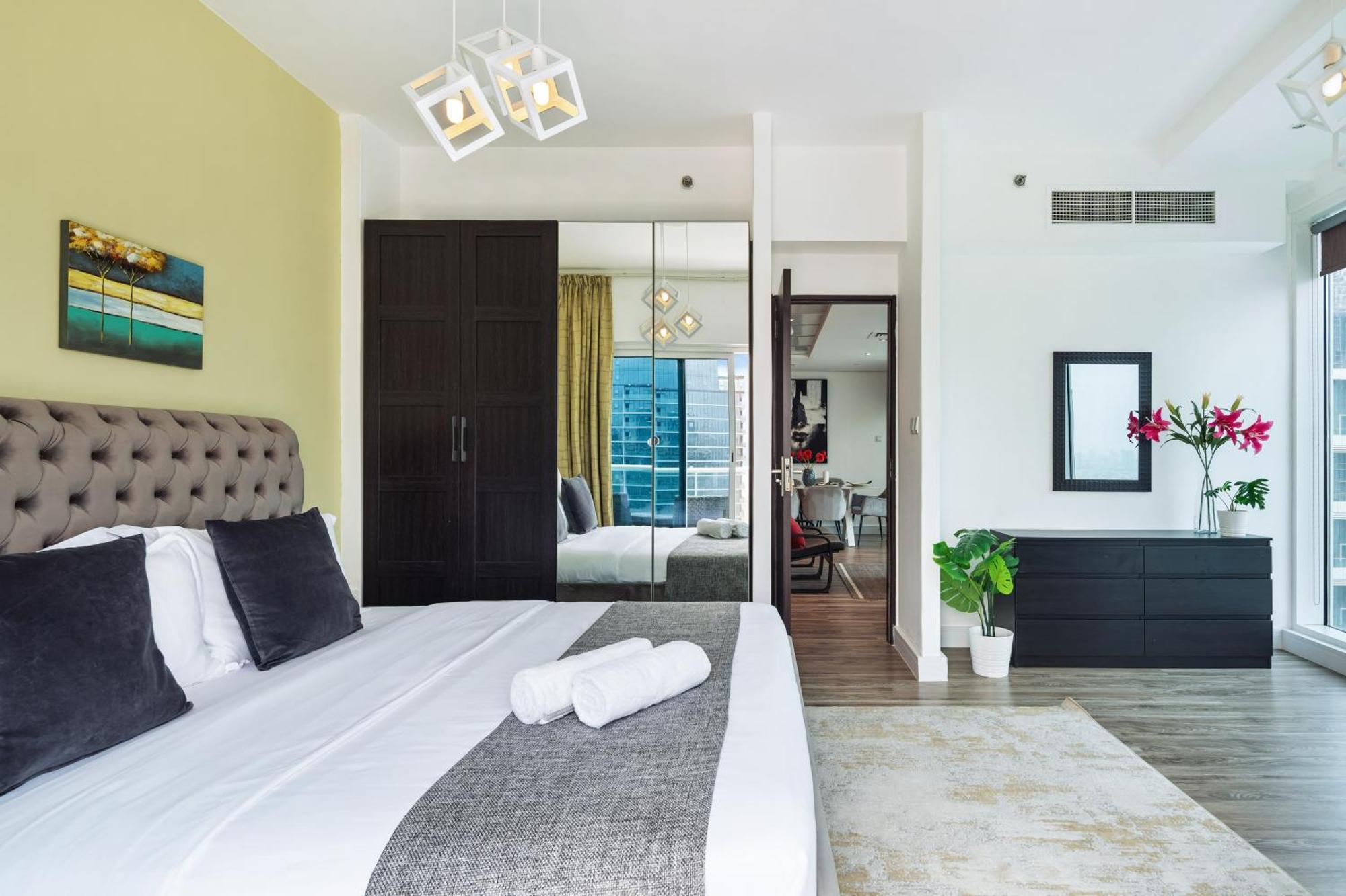 Modern & Spacious 2-Bed Condo With Panoramic Lake Views, Dual Balconies, Steps From Dubai Jlt Metro By "La Buena Vida Holiday Homes" 외부 사진