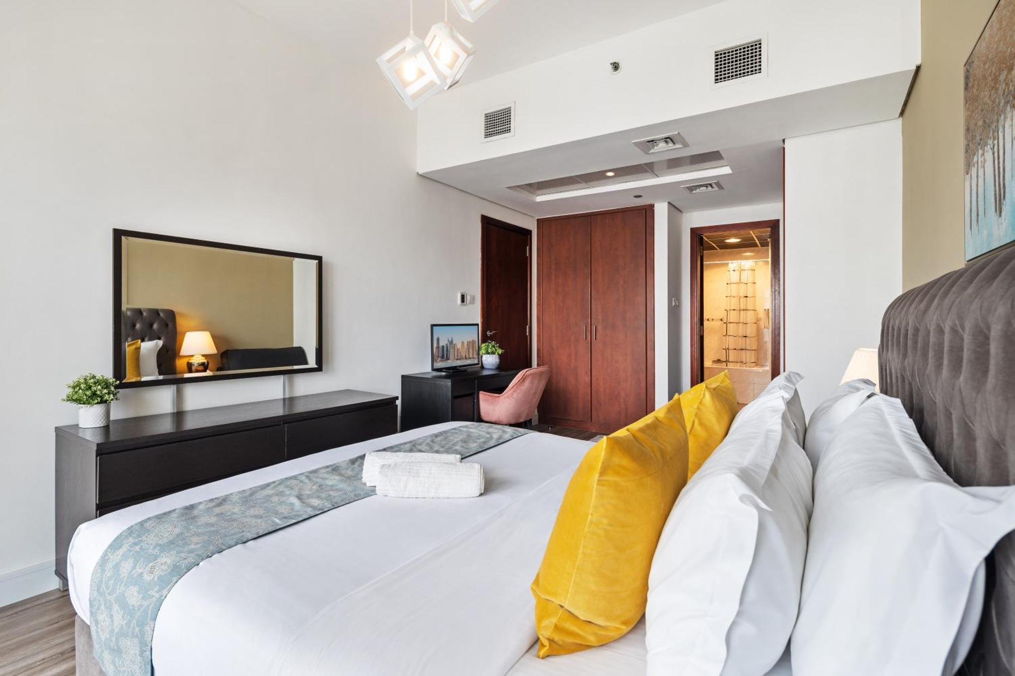 Modern & Spacious 2-Bed Condo With Panoramic Lake Views, Dual Balconies, Steps From Dubai Jlt Metro By "La Buena Vida Holiday Homes" 외부 사진