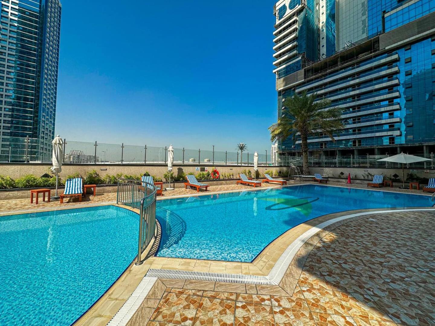 Modern & Spacious 2-Bed Condo With Panoramic Lake Views, Dual Balconies, Steps From Dubai Jlt Metro By "La Buena Vida Holiday Homes" 외부 사진